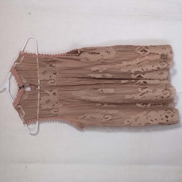 Taylor & Sage Nude Tan Lace High Neck Flowy Tank Size Medium - Picture 7 of 7
